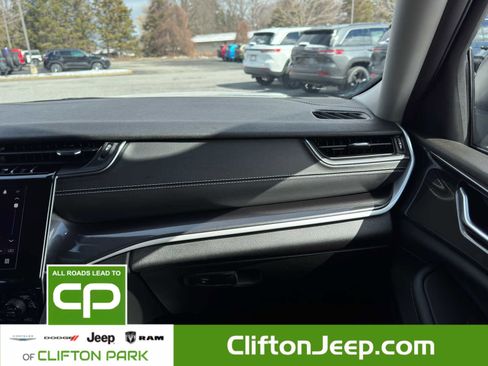 Used 2023 Jeep Grand Cherokee Laredo image 25