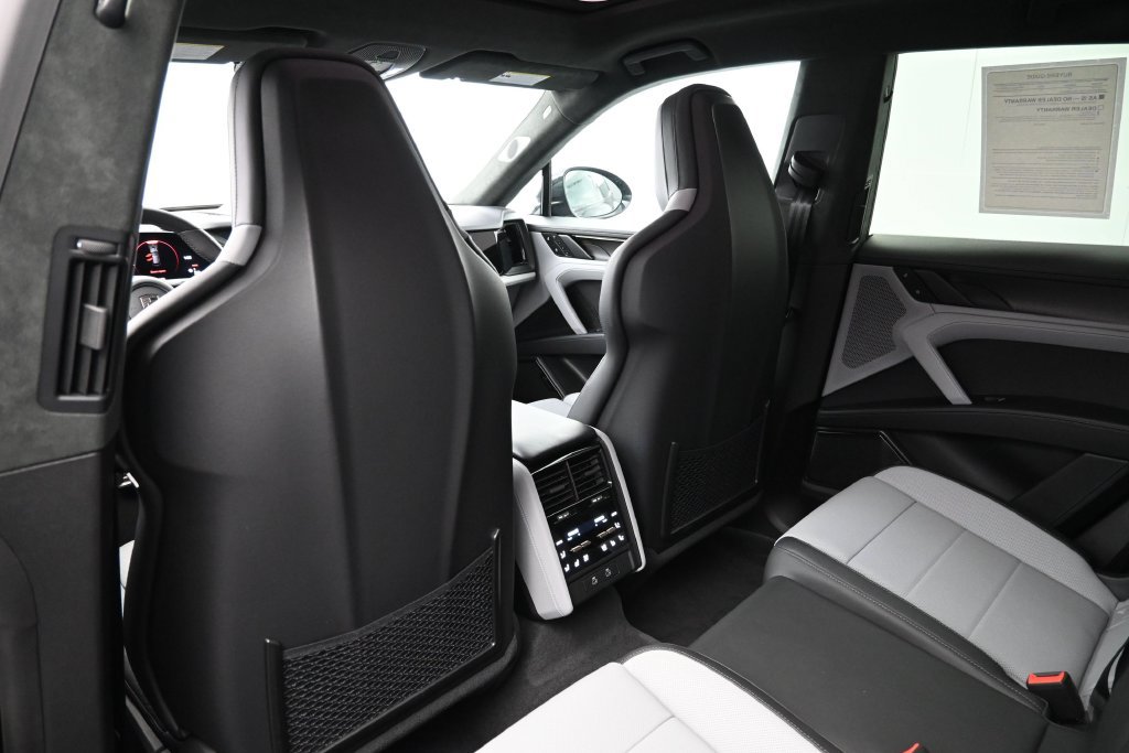 Certified 2026 Porsche Cayenne Turbo AWD/4WD image 8
