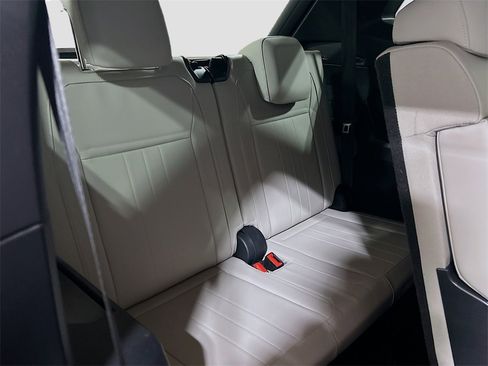 Used 2023 Volkswagen Tiguan SE R-Line image 25