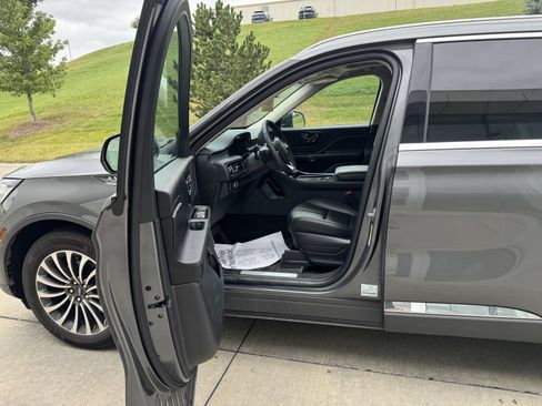 Used 2023 Lincoln Aviator AWD w/ Premium Package image 5