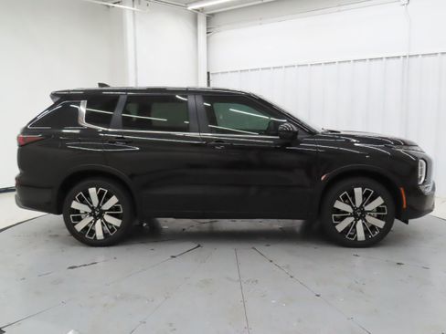 New 2026 Mitsubishi Outlander SE FWD image 2