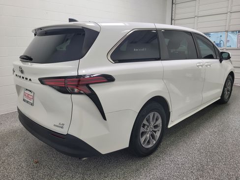 Used 2022 Toyota Sienna LE FWD image 4