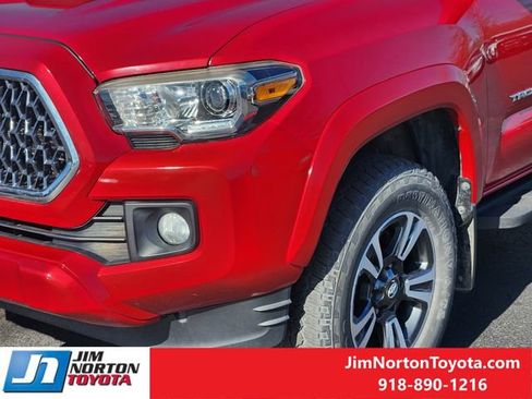Used 2018 Toyota Tacoma TRD Sport image 11
