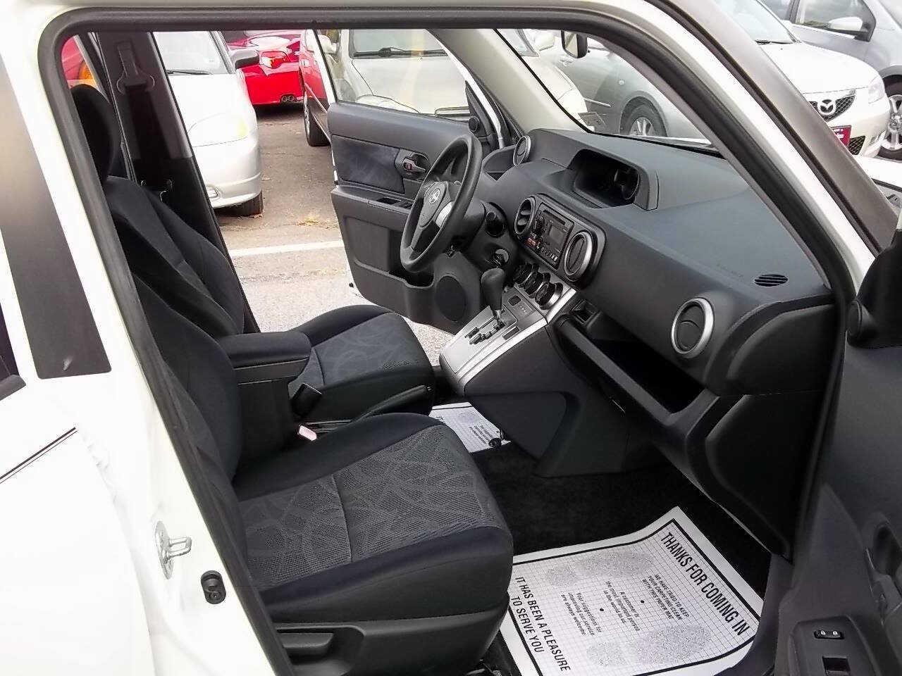 Used 2012 Scion xB FWD image 9