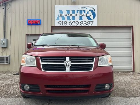 Used 2010 Dodge Grand Caravan SXT image 5