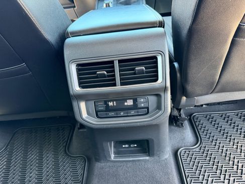 Used 2024 Volkswagen Atlas SE AWD/4WD image 16
