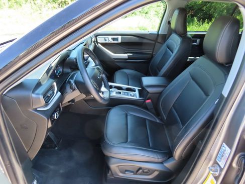 Used 2024 Ford Explorer XLT AWD/4WD image 25