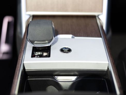 Used 2025 Land Rover Range Rover SE AWD/4WD image 10