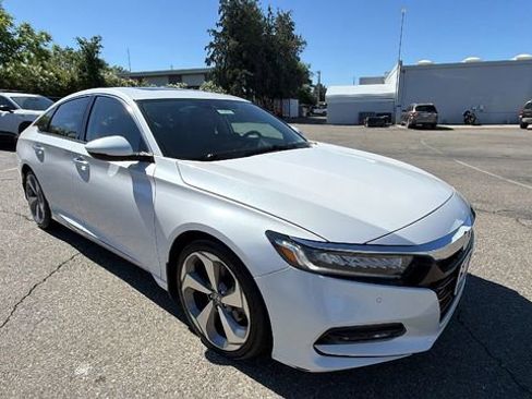 Used 2018 Honda Accord Touring image 2
