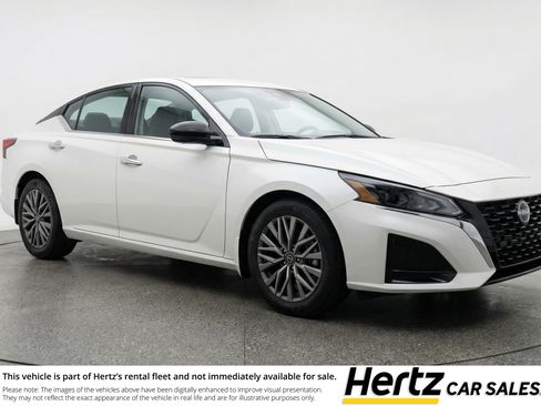 Used 2025 Nissan Altima 2.5 SV image 1