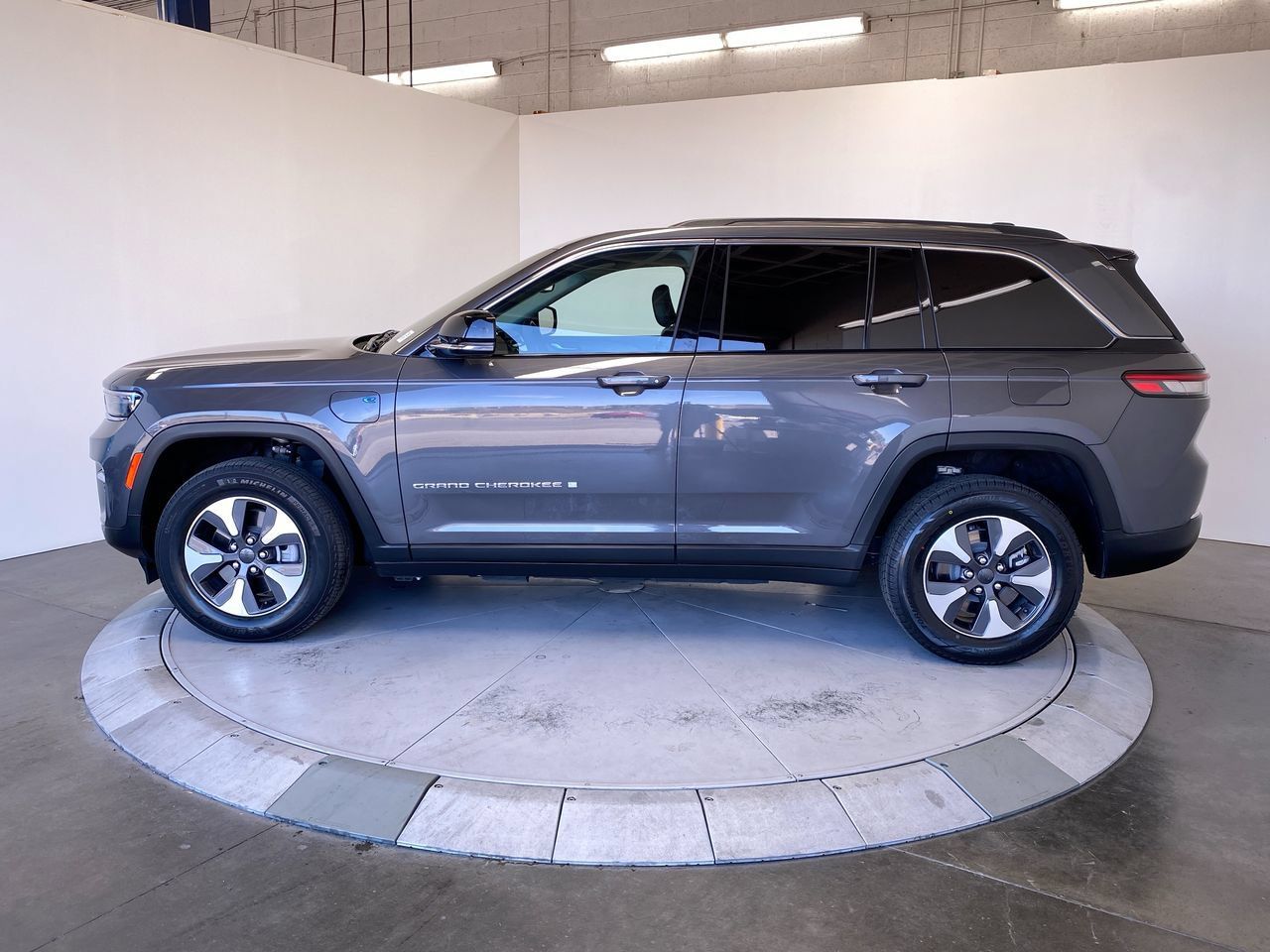 Used 2022 Jeep Grand Cherokee Limited 4xe AWD/4WD image 2