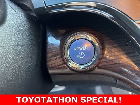 Used 2015 Toyota Avalon Limited image 23