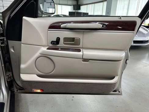 Used 2004 Lincoln Town Car Executive image 16