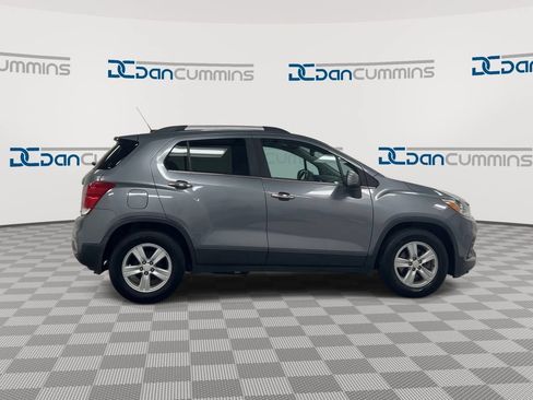 Used 2020 Chevrolet Trax LT w/ Sun & Sound Package FWD image 9