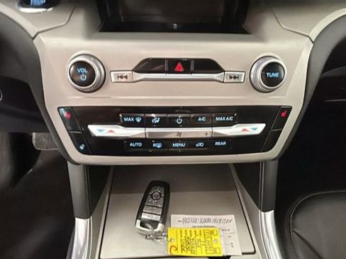 Used 2023 Ford Explorer XLT AWD/4WD image 23