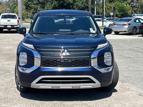 Used 2023 Mitsubishi Outlander SE image 2