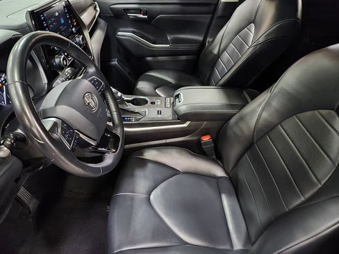 Used 2021 Toyota Highlander XLE FWD image 31