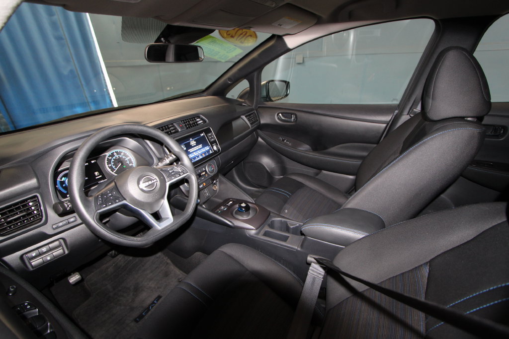 Used 2025 Nissan Leaf S FWD image 2