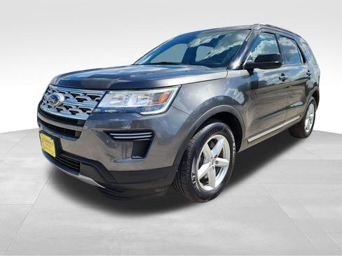 Used 2018 Ford Explorer XLT image 3