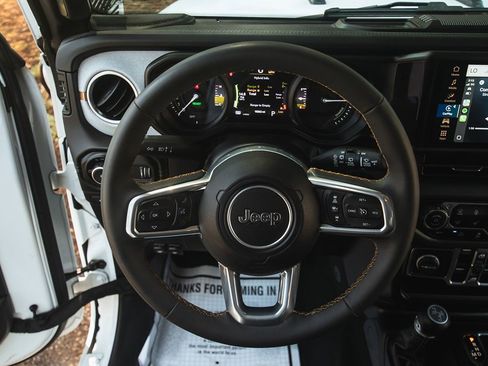 Used 2024 Jeep Wrangler Sahara image 33