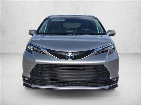 Used 2025 Toyota Sienna XLE image 2
