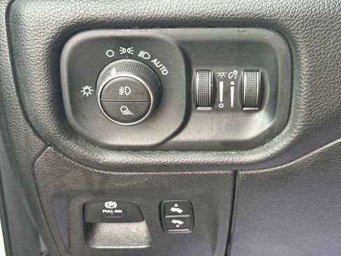 Used 2025 RAM 1500 Laramie AWD/4WD image 18