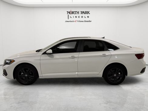 Used 2024 Volkswagen Jetta SE w/ Panoramic Sunroof Package FWD image 2