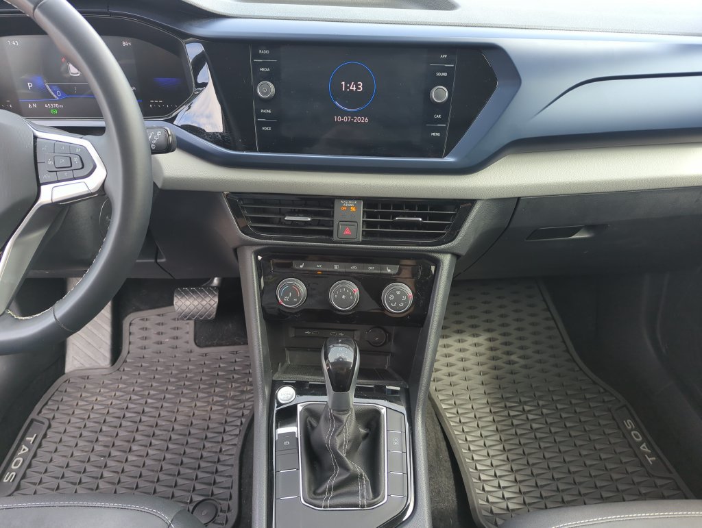 Used 2023 Volkswagen Taos SE w/ Panoramic Sunroof Package FWD image 25