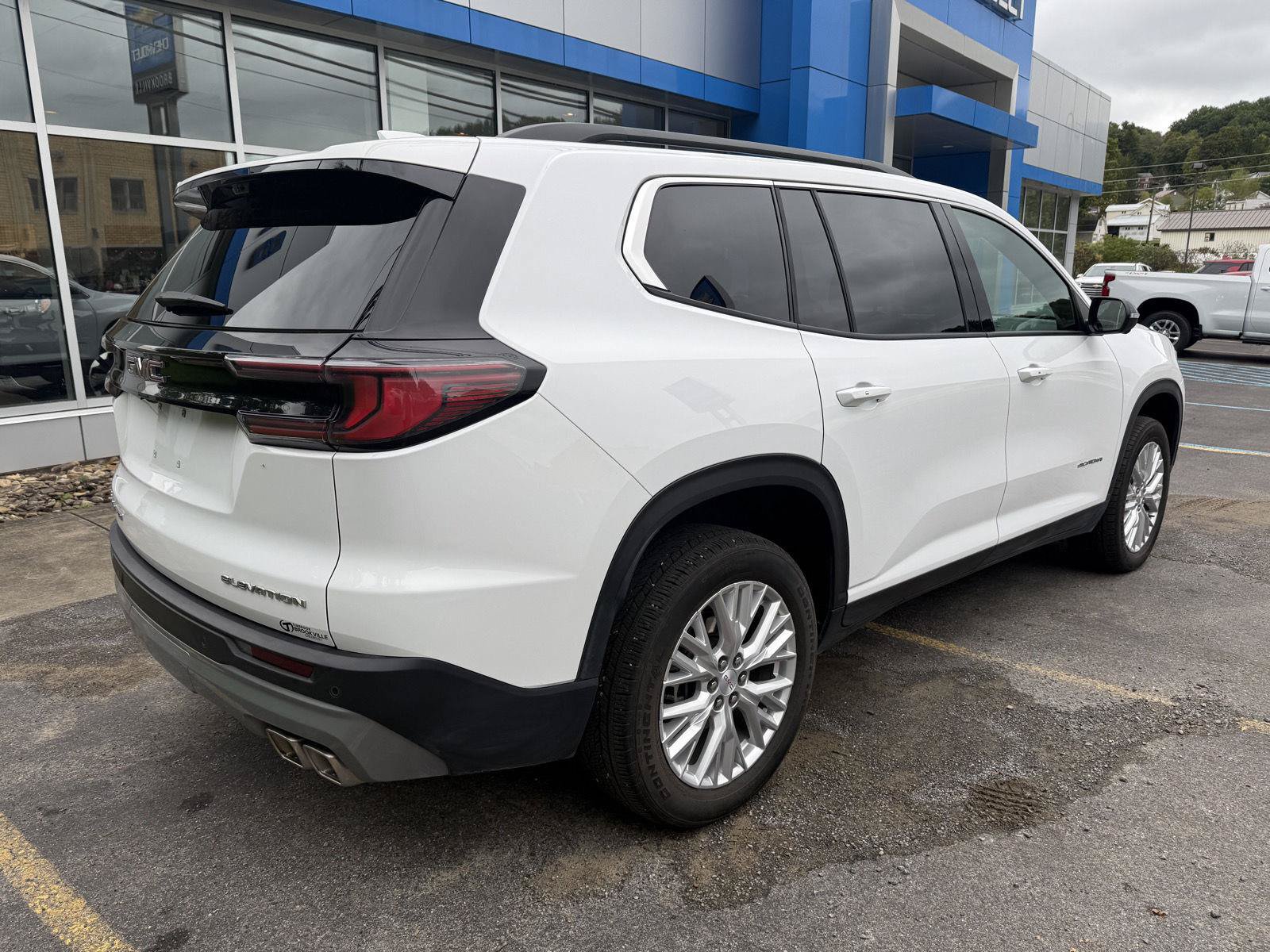 Used 2026 GMC Acadia Elevation w/ Elevation Premium Package AWD/4WD image 5
