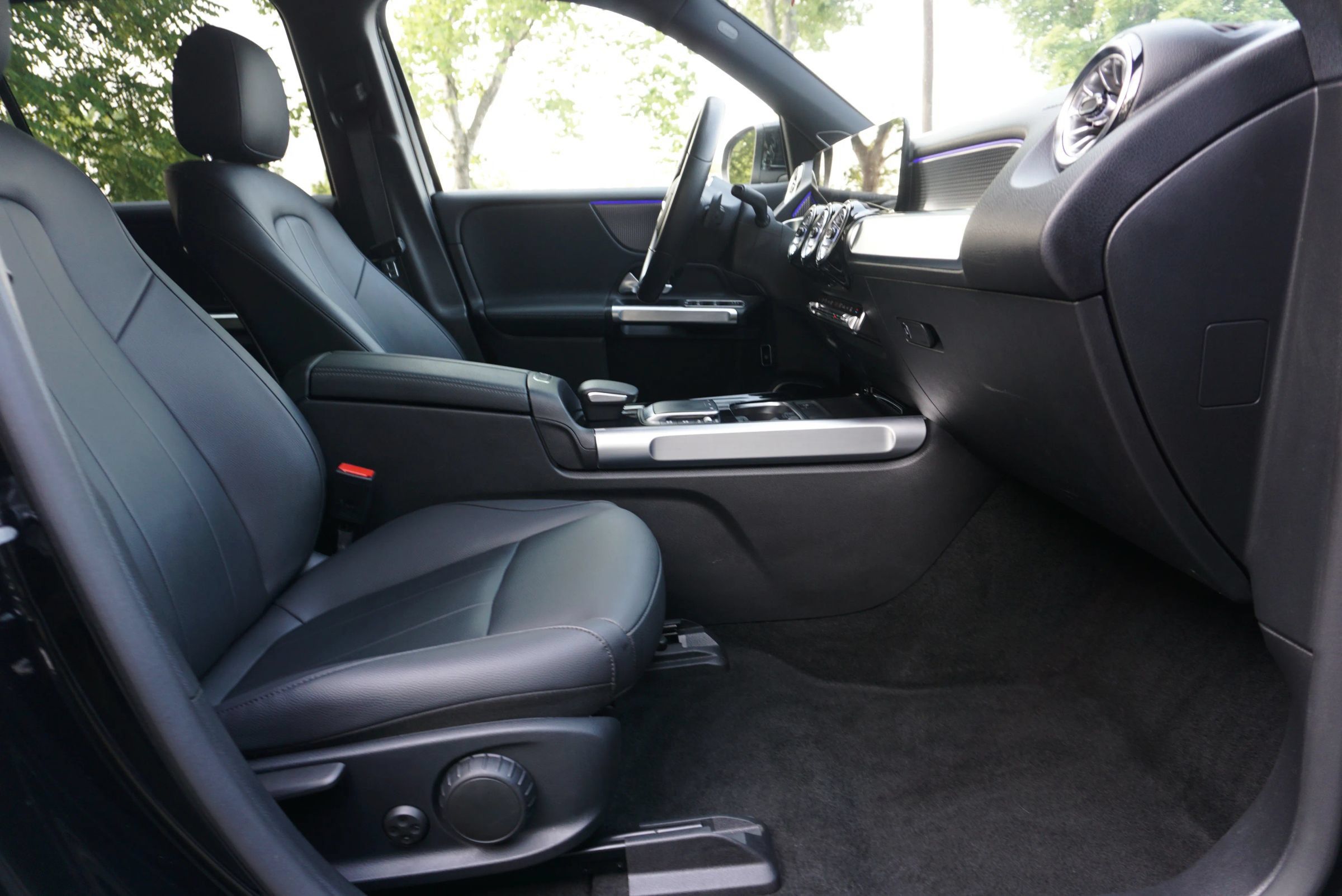 Used 2022 Mercedes-Benz EQB 350 4MATIC w/ Pinnacle Package image 17
