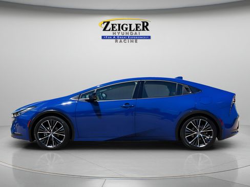 Used 2025 Toyota Prius XLE FWD image 4