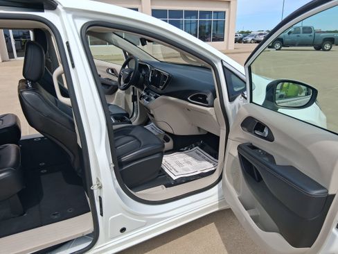 Used 2023 Chrysler Pacifica Touring-L FWD image 19