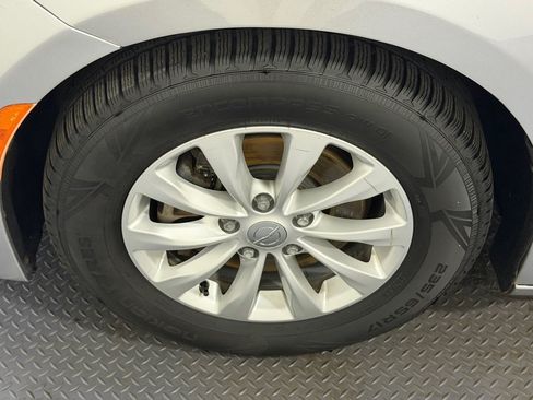 Used 2017 Chrysler Pacifica Touring-L FWD image 21