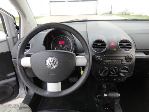Used 2006 Volkswagen Beetle Coupe w/ Package 1 FWD image 12