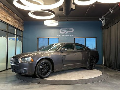 Used 2014 Dodge Charger SE RWD image 7