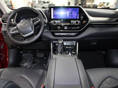 Used 2024 Toyota Highlander XLE image 34