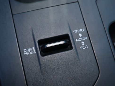 Used 2023 Toyota Highlander LE FWD image 5