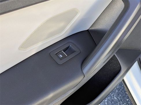 Used 2021 Volkswagen Tiguan SE image 28