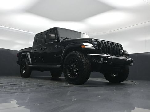 Used 2022 Jeep Gladiator Sport AWD/4WD image 42