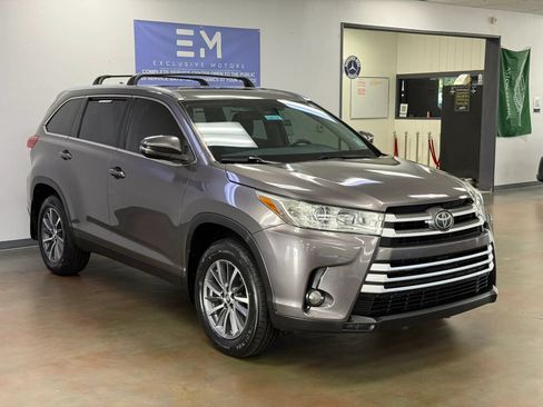 Used 2019 Toyota Highlander XLE AWD/4WD image 2