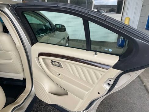 Used 2018 Ford Taurus Limited w/ Driver Assist Package FWD image 47