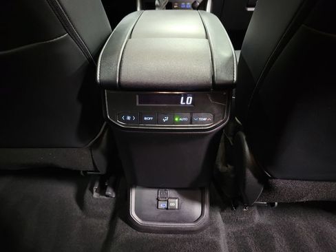 Used 2022 Toyota Highlander XLE AWD/4WD image 29