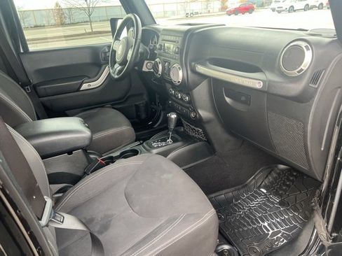 Used 2018 Jeep Wrangler Unlimited Sahara w/ Connectivity Group image 29