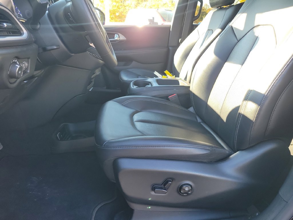 Used 2026 Chrysler Pacifica Select FWD image 27