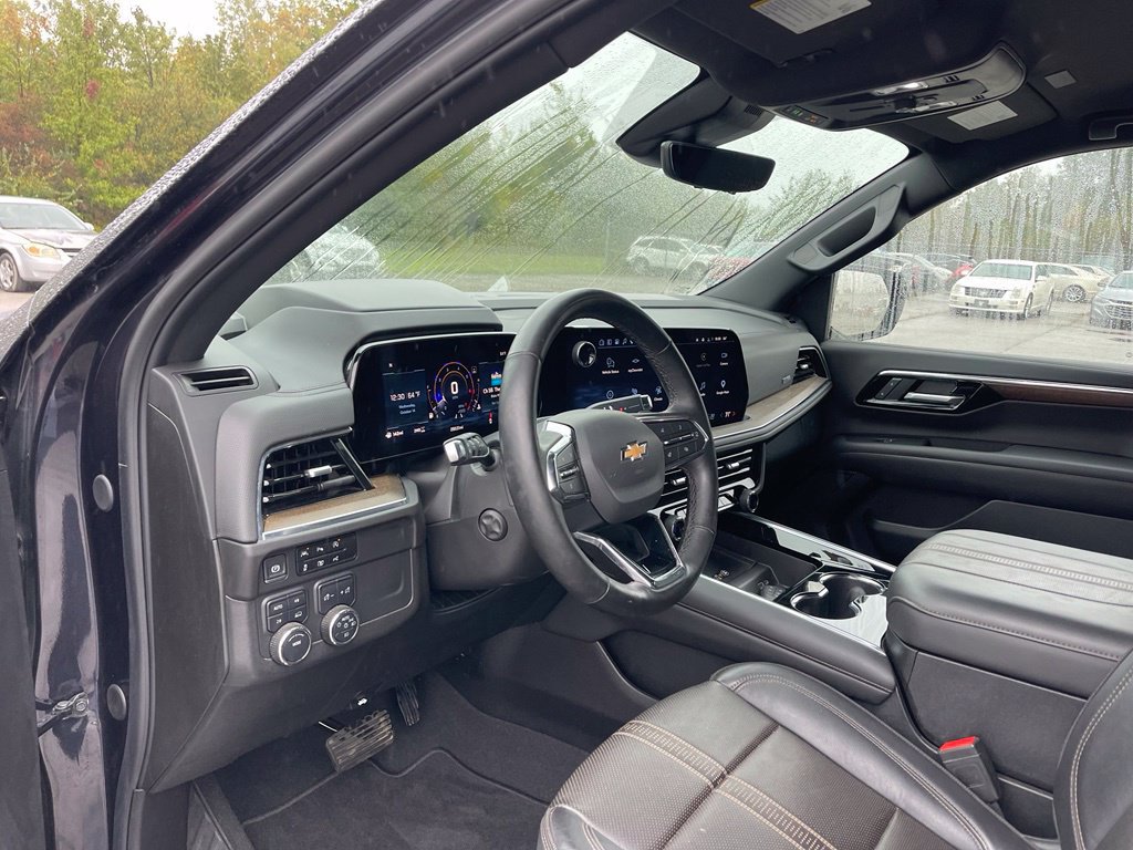 Used 2025 Chevrolet Suburban High Country AWD/4WD image 12
