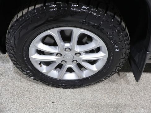 Used 2021 Jeep Grand Cherokee Laredo AWD/4WD image 9