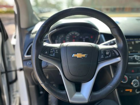 Used 2019 Chevrolet Trax LT w/ LT Convenience Package image 12