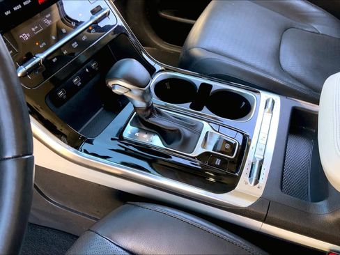 Used 2022 Kia Carnival SX Prestige image 17