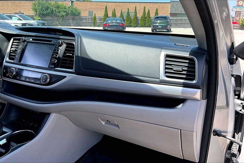 Used 2017 Toyota Highlander XLE AWD/4WD image 27