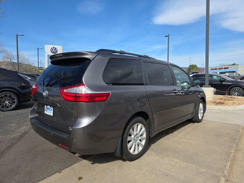 Used 2017 Toyota Sienna Limited image 5